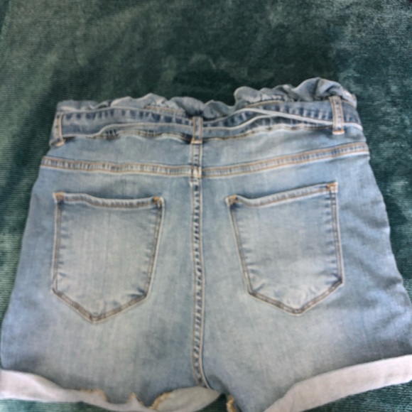 High waisted shorts with bow in front - Picture 2 of 2